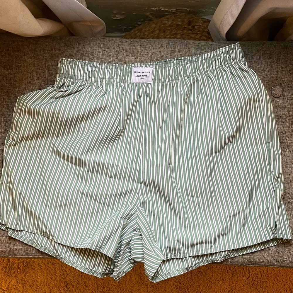 Fashion boxer short for women, green pinstriped